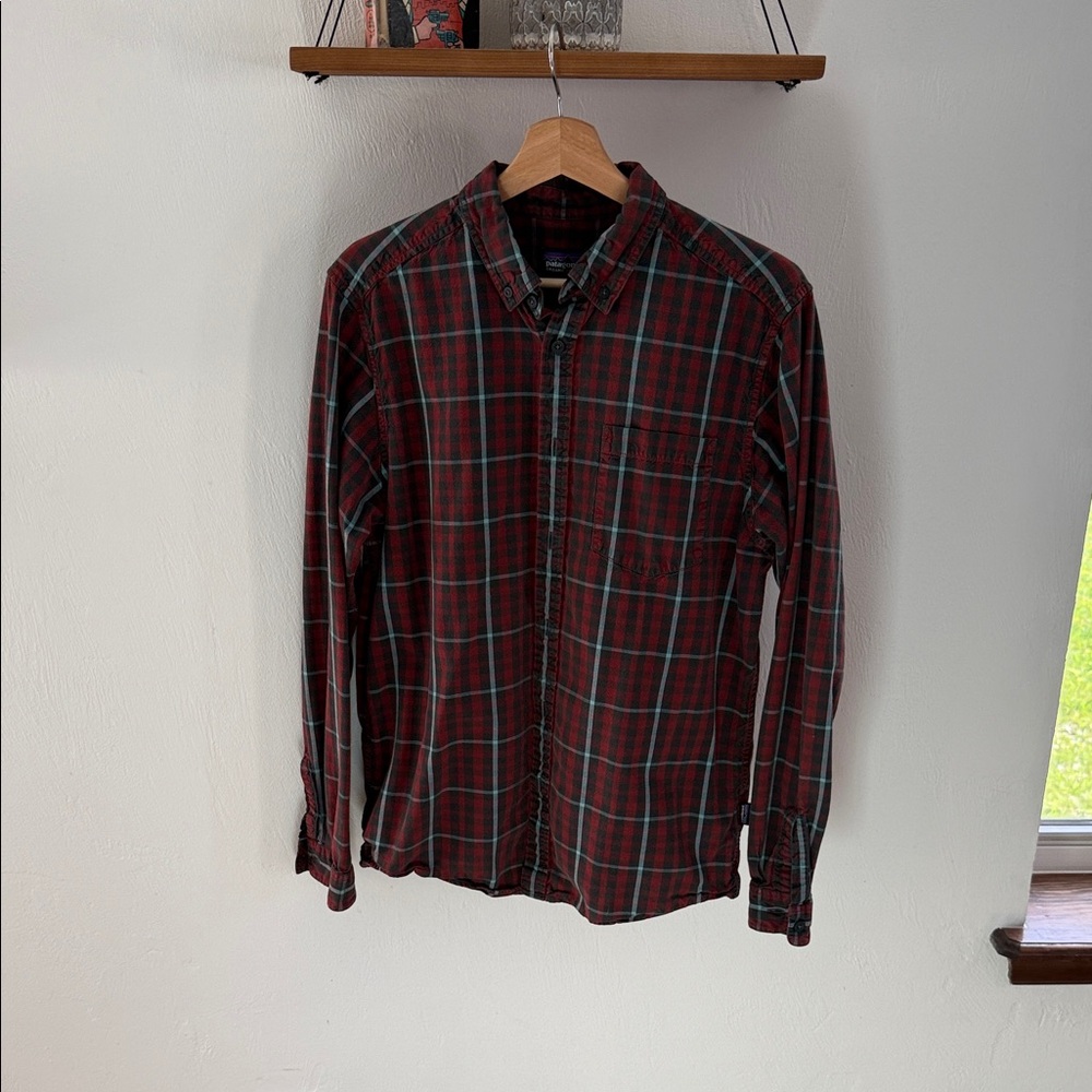 Patagonia Men's Red and Green Plaid Shirt Men’s Medium Tee